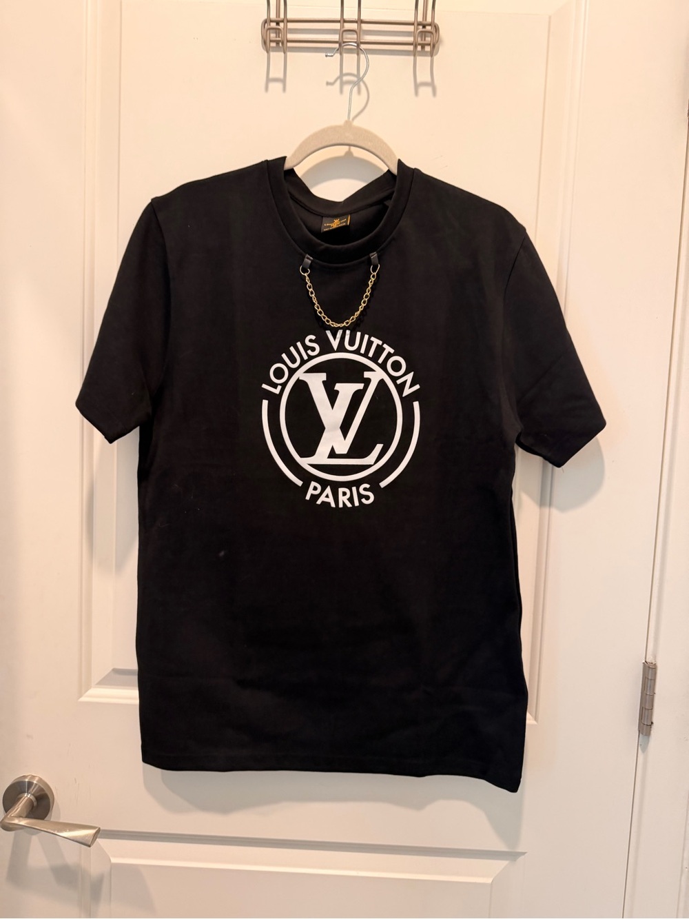 Louis Vuitton Logo Chain
Black Short Sleeve T-Shirt
Size M